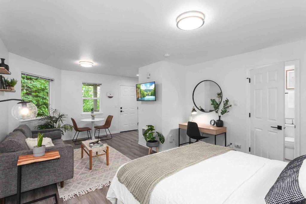 Apartment Private Newly Renovated W Private Parking!