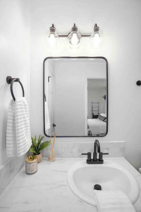 Apartment Private Newly Renovated W Private Parking!