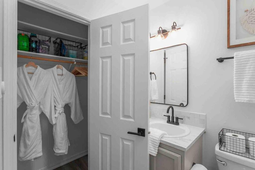 Apartment Private Newly Renovated W Private Parking!