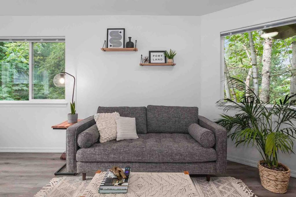 Private Newly Renovated W Private Parking! Apartment *