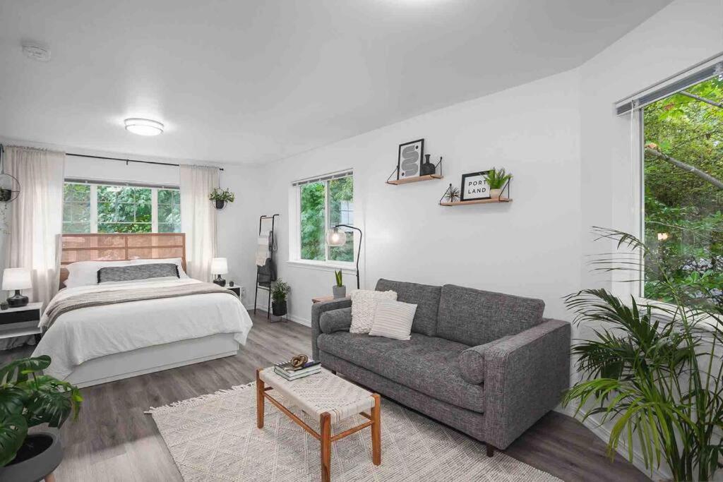 Apartment Private Newly Renovated W Private Parking!