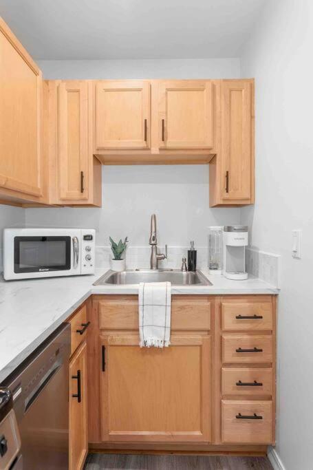 Apartment Private Newly Renovated W Private Parking! *