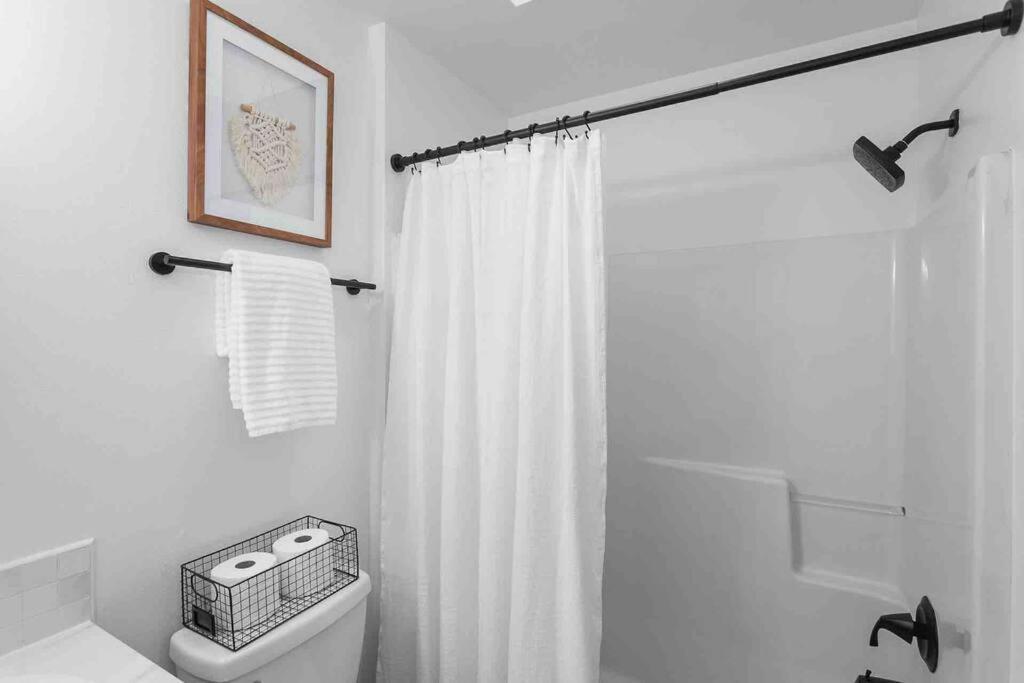 Apartment Private Newly Renovated W Private Parking! *