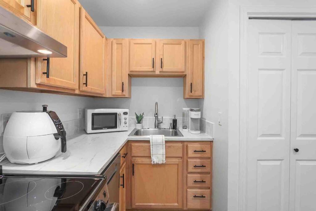 Private Newly Renovated W Private Parking! Apartment