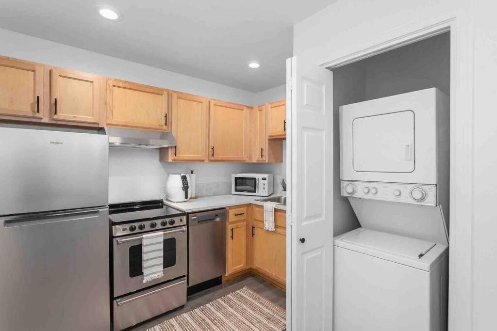 Private Newly Renovated W Private Parking! Apartment