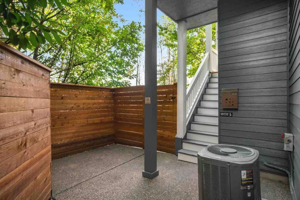Apartment Private Newly Renovated W Private Parking! *