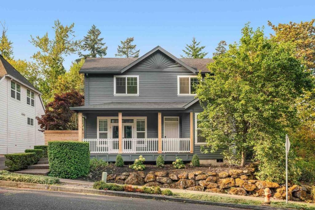 Private Newly Renovated W Private Parking! Apartment Portland