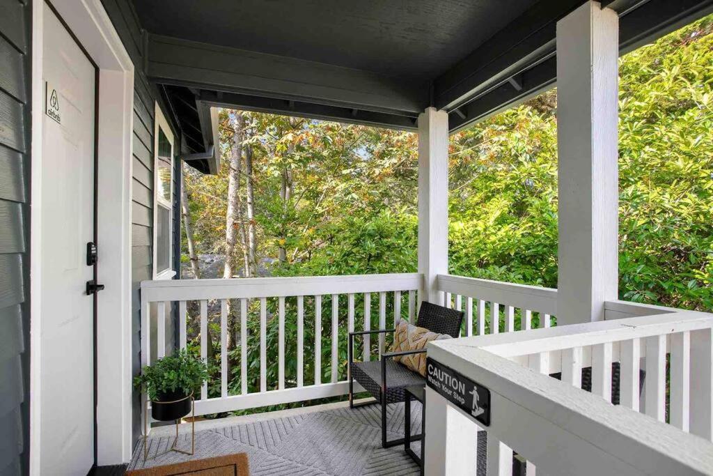 Private Newly Renovated W Private Parking! Apartment *