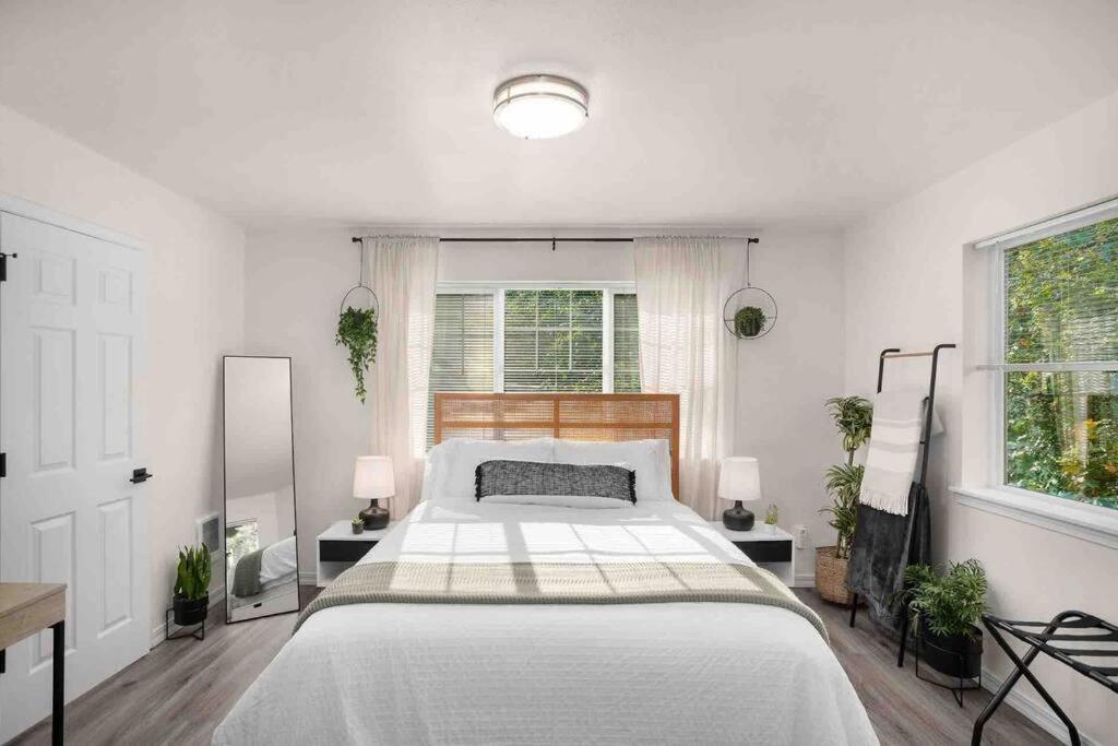 Apartment Private Newly Renovated W Private Parking!