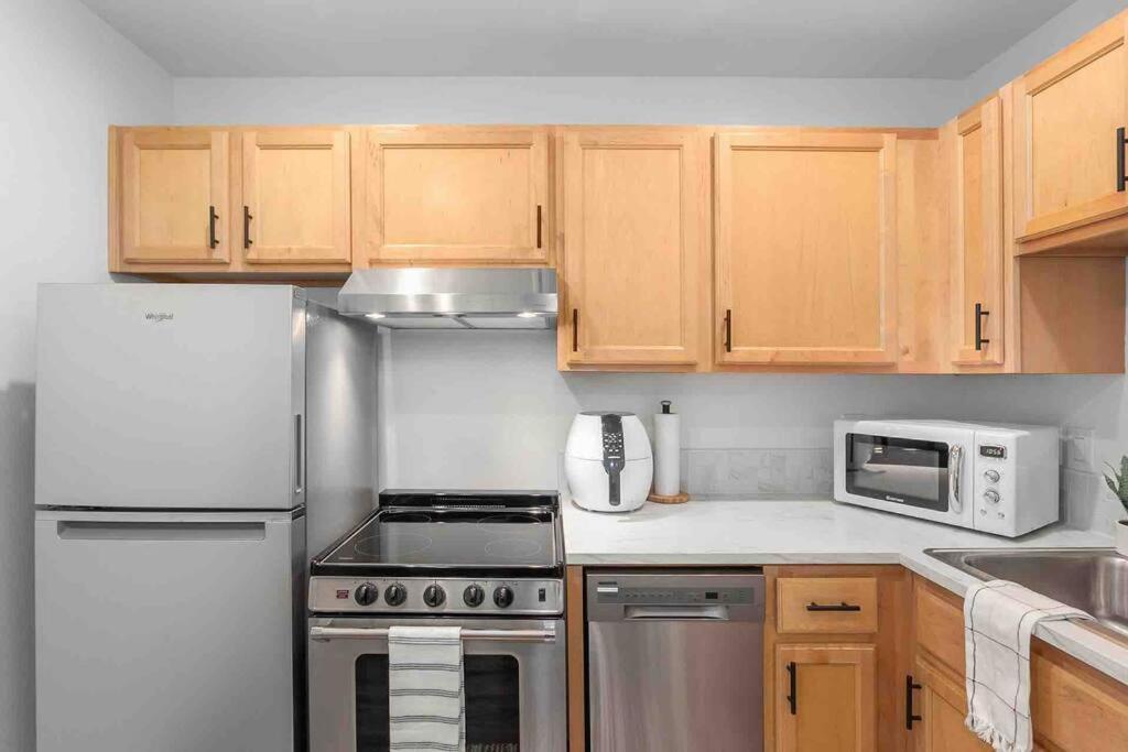 Private Newly Renovated W Private Parking! Apartment
