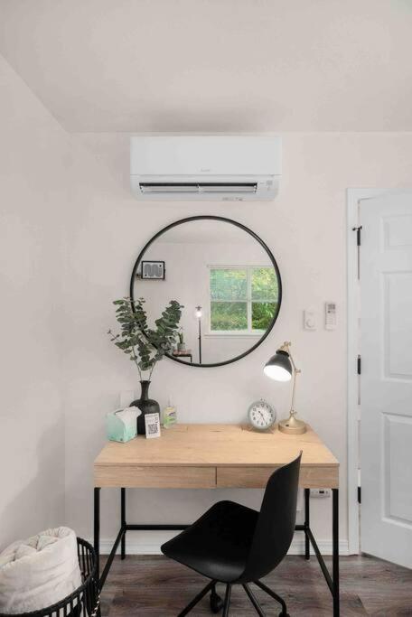 Private Newly Renovated W Private Parking! Apartment *